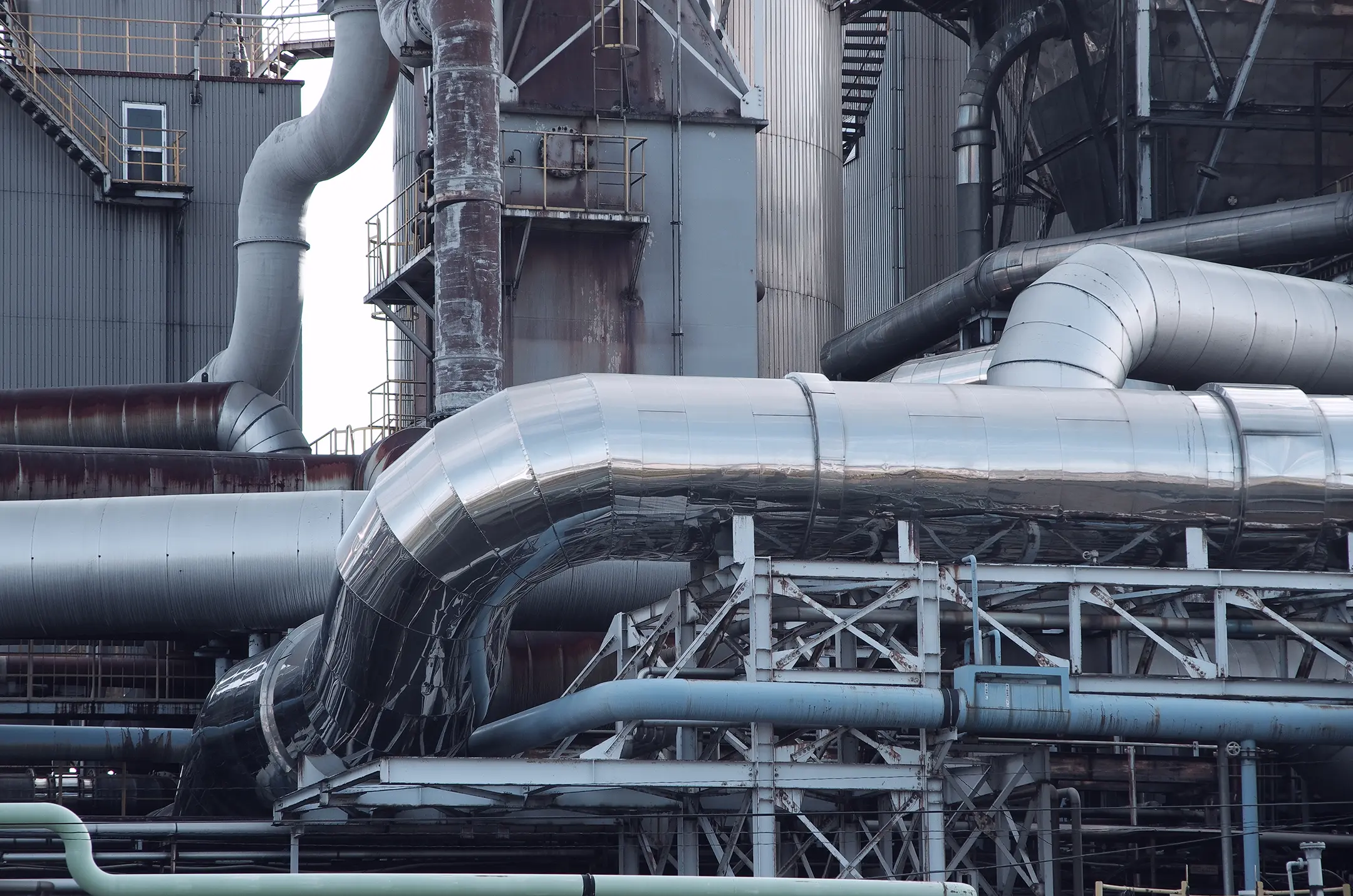 Installation de tuyauteries industrielles pour le transport des fluides en environnement industriel