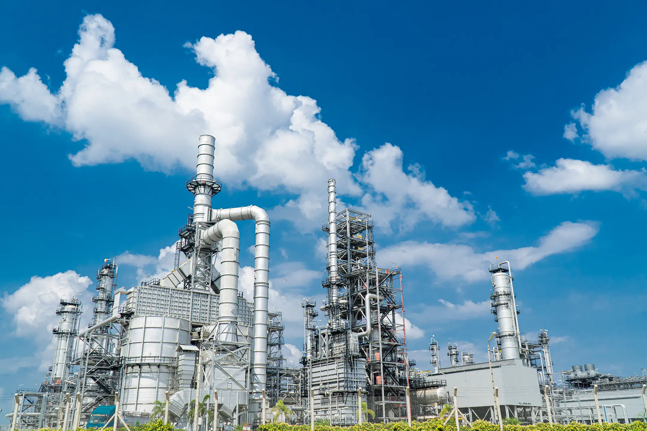 Site industriel équipé de réseaux de tuyauteries et d'installations de process